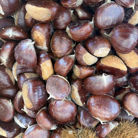 Cassetta di castagne sul banco, vista dall'alto