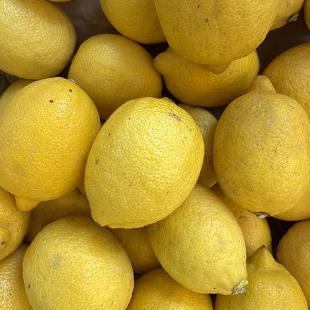 Cassetta di limoni sul banco, vista dall'alto