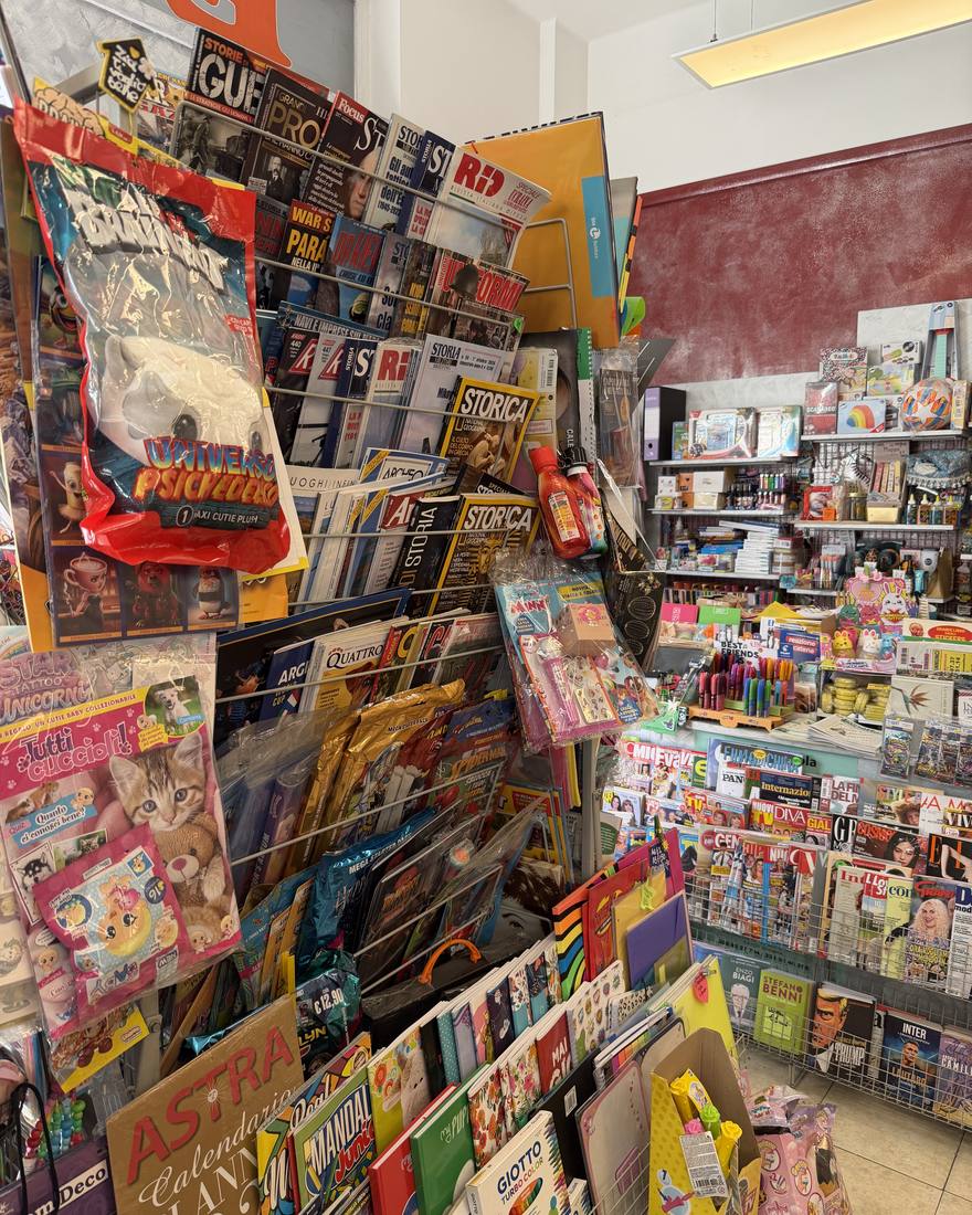 Riviste, fumetti e calendari sugli espositori dell'edicola